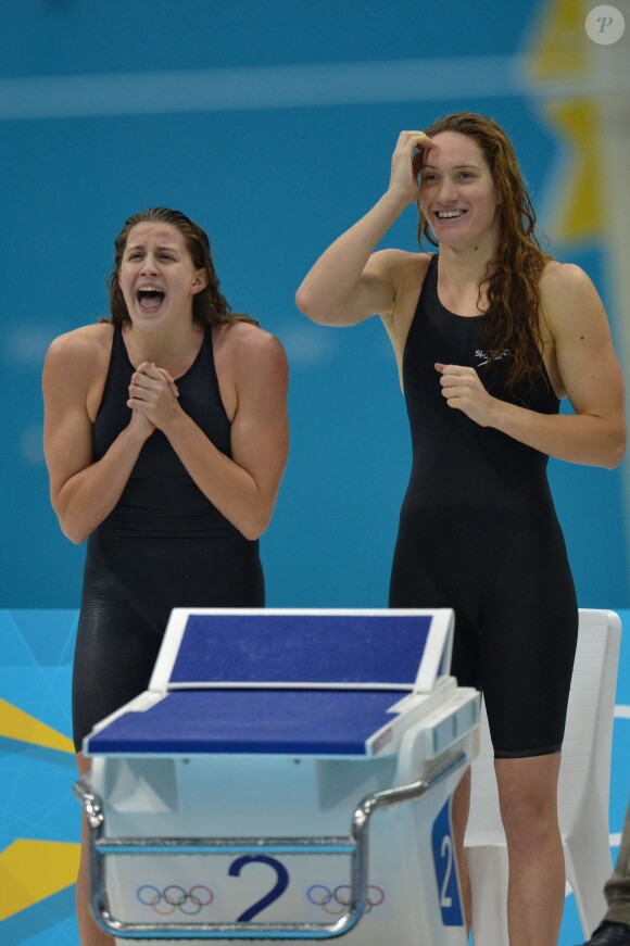 Camille Muffat et Charlotte Bonnet sur le podium du 200m lors des championnats d'Europe à Chartres, le 25 novembre 2012
