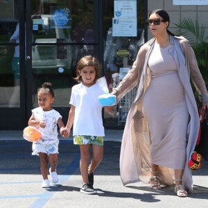 Kim Kardashian, enceinte, sa fille North et son neveu Mason (fils de Kourtney Kardashian et Scott Disick) quittent le centre de fitness pour enfants My Gym à Woodland Hills. Los Angeles, le 2 août 2015.