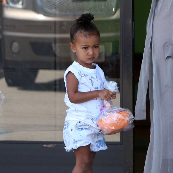 Kim Kardashian, enceinte, sa fille North et son neveu Mason (fils de Kourtney Kardashian et Scott Disick) quittent le centre de fitness pour enfants My Gym à Woodland Hills. Los Angeles, le 2 août 2015.