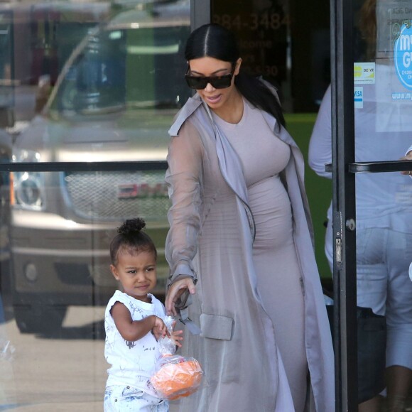 Kim Kardashian, enceinte, et sa fille North quittent le centre de fitness pour enfants My Gym à Woodland Hills. Los Angeles, le 2 août 2015.