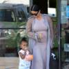 Kim Kardashian, enceinte, et sa fille North quittent le centre de fitness pour enfants My Gym à Woodland Hills. Los Angeles, le 2 août 2015.