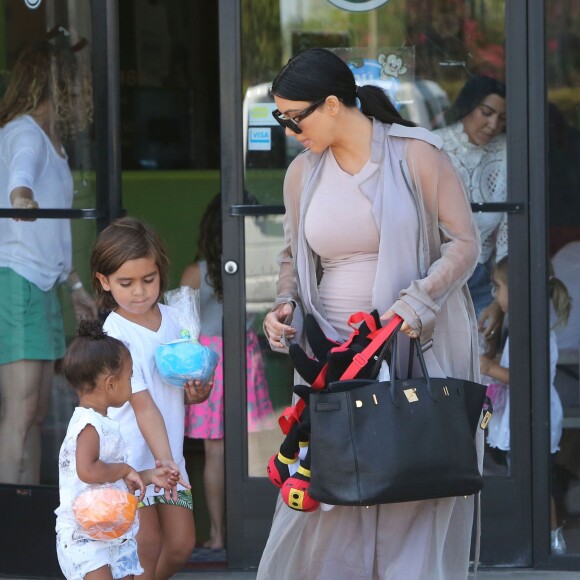 Kim Kardashian, enceinte, sa fille North et son neveu Mason (fils de Kourtney Kardashian et Scott Disick) quittent le centre de fitness pour enfants My Gym à Woodland Hills. Los Angeles, le 2 août 2015.