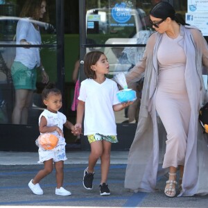 Kim Kardashian, enceinte, sa fille North et son neveu Mason (fils de Kourtney Kardashian et Scott Disick) quittent le centre de fitness pour enfants My Gym à Woodland Hills. Los Angeles, le 2 août 2015.