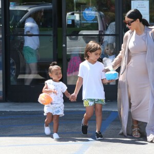 Kim Kardashian, enceinte, sa fille North et son neveu Mason (fils de Kourtney Kardashian et Scott Disick) quittent le centre de fitness pour enfants My Gym à Woodland Hills. Los Angeles, le 2 août 2015.