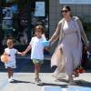 Kim Kardashian, enceinte, sa fille North et son neveu Mason (fils de Kourtney Kardashian et Scott Disick) quittent le centre de fitness pour enfants My Gym à Woodland Hills. Los Angeles, le 2 août 2015.
