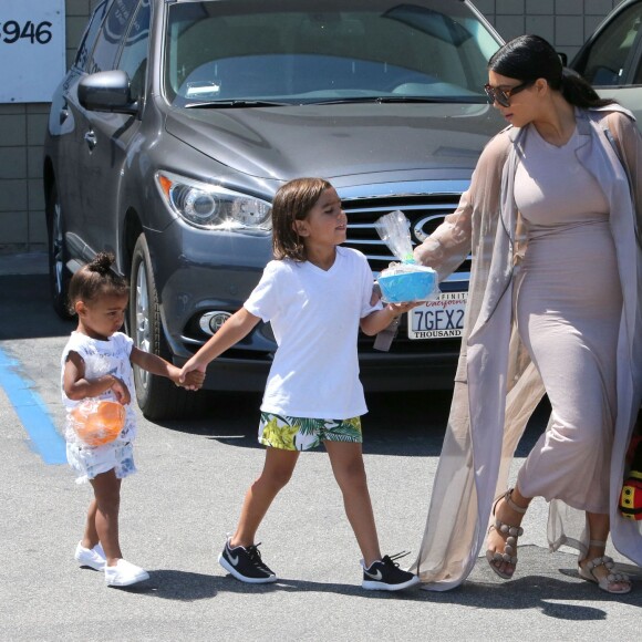 Kim Kardashian, enceinte, sa fille North et son neveu Mason (fils de Kourtney Kardashian et Scott Disick) quittent le centre de fitness pour enfants My Gym à Woodland Hills. Los Angeles, le 2 août 2015.
