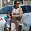 Kim Kardashian, enceinte, et son neveu Mason (fils de Kourtney Kardashian et Scott Disick) à Woodland Hills. Los Angeles, le 2 août 2015.