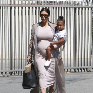 Kim Kardashian, enceinte, et sa fille North arrivent au club de fitness pour enfants My Gym à Woodland Hills. Los Angeles, le 2 août 2015.