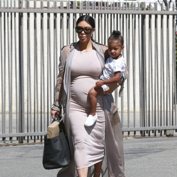 Kim Kardashian, enceinte, et sa fille North arrivent au club de fitness pour enfants My Gym à Woodland Hills. Los Angeles, le 2 août 2015.