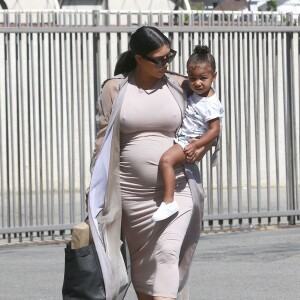 Kim Kardashian, enceinte, et sa fille North arrivent au club de fitness pour enfants My Gym à Woodland Hills. Los Angeles, le 2 août 2015.