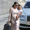 Kim Kardashian, enceinte, et sa fille North arrivent au club de fitness pour enfants My Gym à Woodland Hills. Los Angeles, le 2 août 2015.