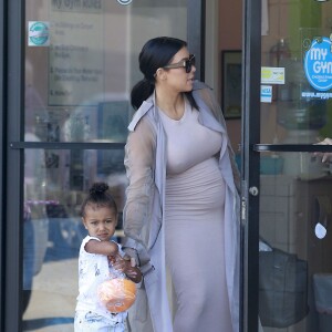 Kim Kardashian, enceinte, et sa fille North quittent le centre de fitness pour enfants My Gym à Woodland Hills. Los Angeles, le 2 août 2015.