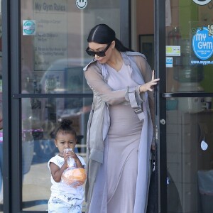 Kim Kardashian, enceinte, et sa fille North quittent le centre de fitness pour enfants My Gym à Woodland Hills. Los Angeles, le 2 août 2015.