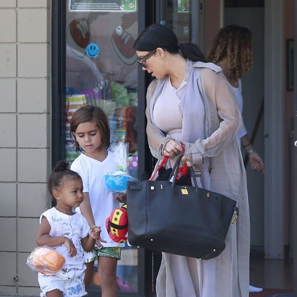 Kim Kardashian, enceinte, sa fille North et son neveu Mason (fils de Kourtney Kardashian et Scott Disick) quittent le centre de fitness pour enfants My Gym à Woodland Hills. Los Angeles, le 2 août 2015.