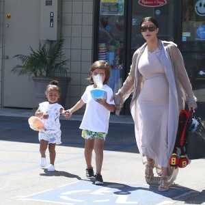 Kim Kardashian, enceinte, sa fille North et son neveu Mason (fils de Kourtney Kardashian et Scott Disick) quittent le centre de fitness pour enfants My Gym à Woodland Hills. Los Angeles, le 2 août 2015.