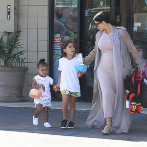 Kim Kardashian, enceinte, sa fille North et son neveu Mason (fils de Kourtney Kardashian et Scott Disick) quittent le centre de fitness pour enfants My Gym à Woodland Hills. Los Angeles, le 2 août 2015.