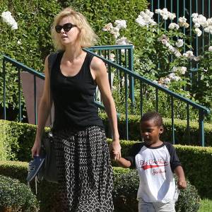 Charlize Theron emmène son fils Jackson chez un ami à Los Angeles, le 3 août 2015. La star vient d'adopter une petite fille afro-américaine