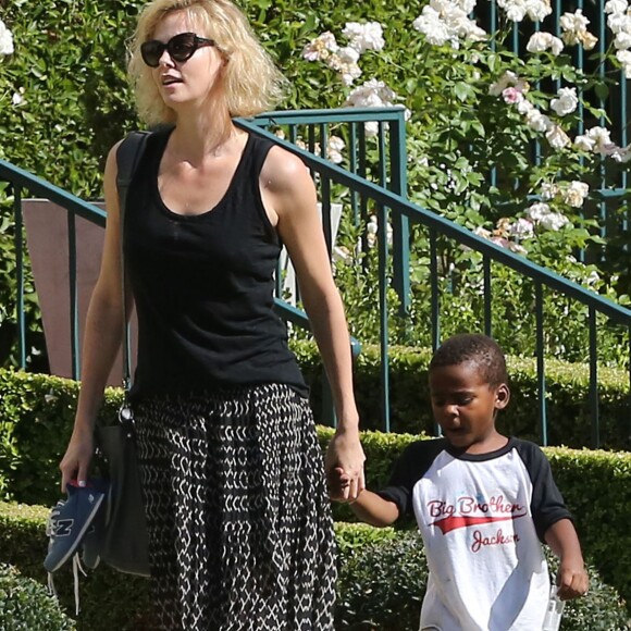 Charlize Theron emmène son fils Jackson chez un ami à Los Angeles, le 3 août 2015. La star vient d'adopter une petite fille afro-américaine