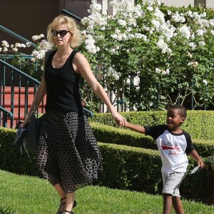 Charlize Theron emmène son fils Jackson chez un ami à Los Angeles, le 3 août 2015.