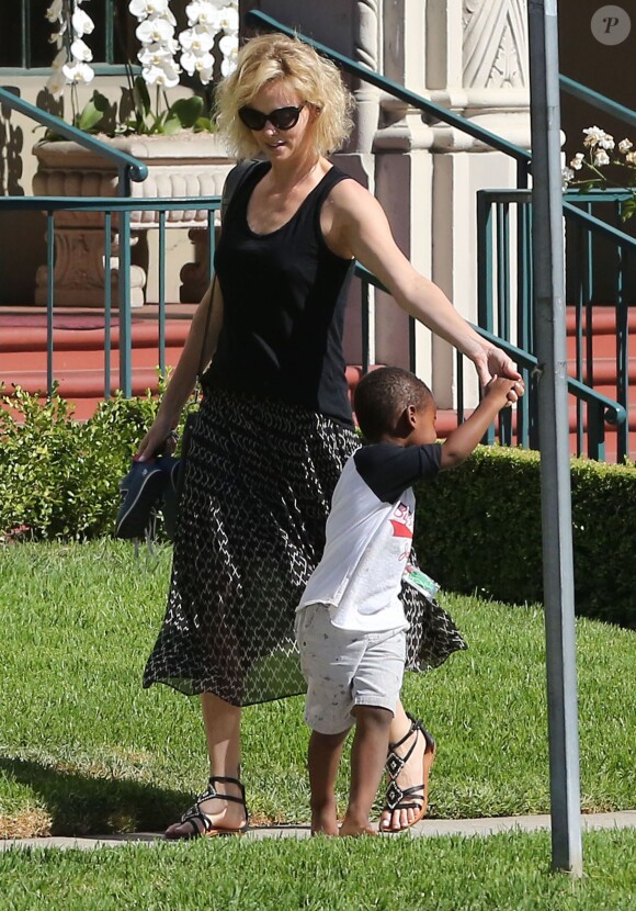 Charlize Theron emmène son fils Jackson chez un ami à Los Angeles, le 3 août 2015.