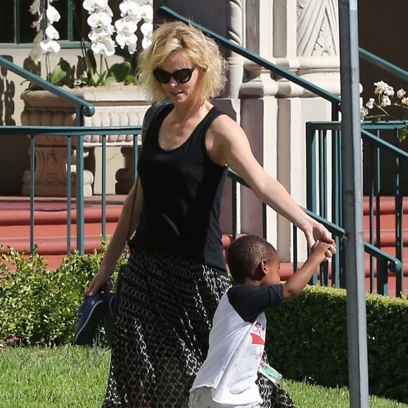 Charlize Theron emmène son fils Jackson chez un ami à Los Angeles, le 3 août 2015.