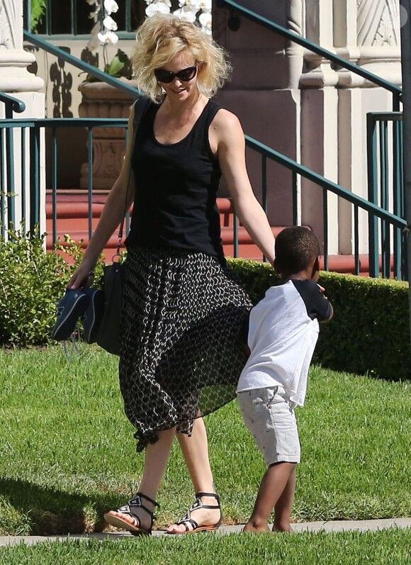 Charlize Theron emmène son fils Jackson chez un ami à Los Angeles, le 3 août 2015.