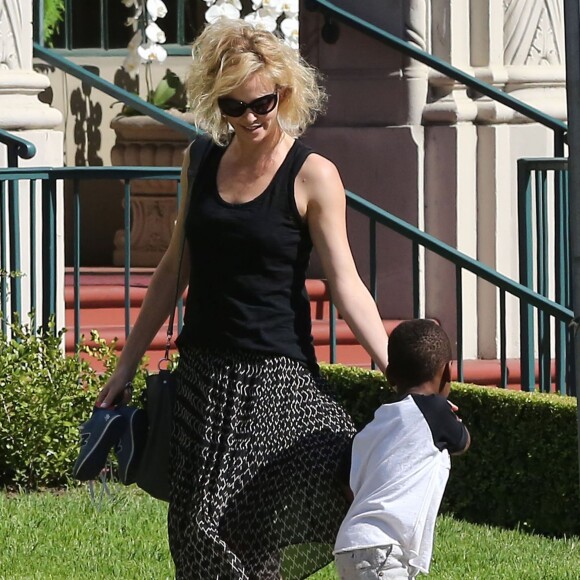 Charlize Theron emmène son fils Jackson chez un ami à Los Angeles, le 3 août 2015.