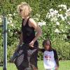 Charlize Theron emmène son fils Jackson chez un ami à Los Angeles, le 3 août 2015.