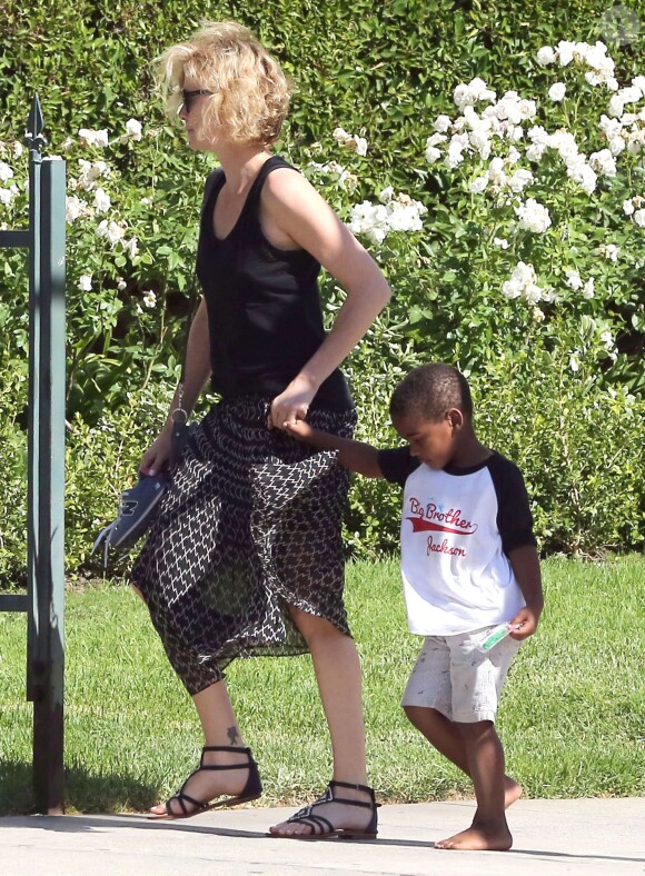 Charlize Theron emmène son fils Jackson chez un ami à Los Angeles, le 3 août 2015.