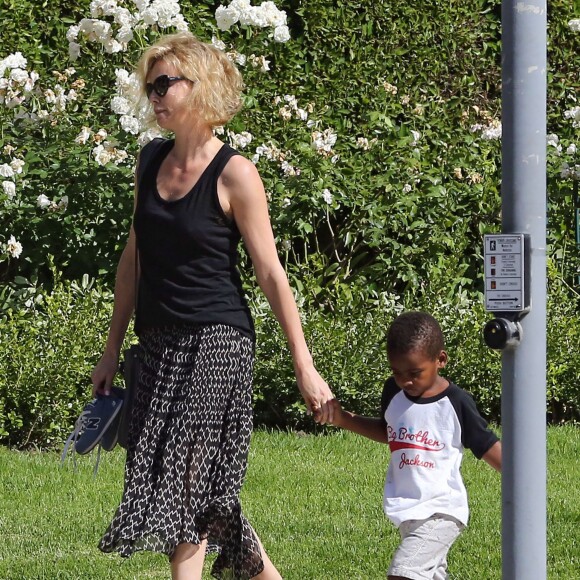 Charlize Theron emmène son fils Jackson chez un ami à Los Angeles, le 3 août 2015.