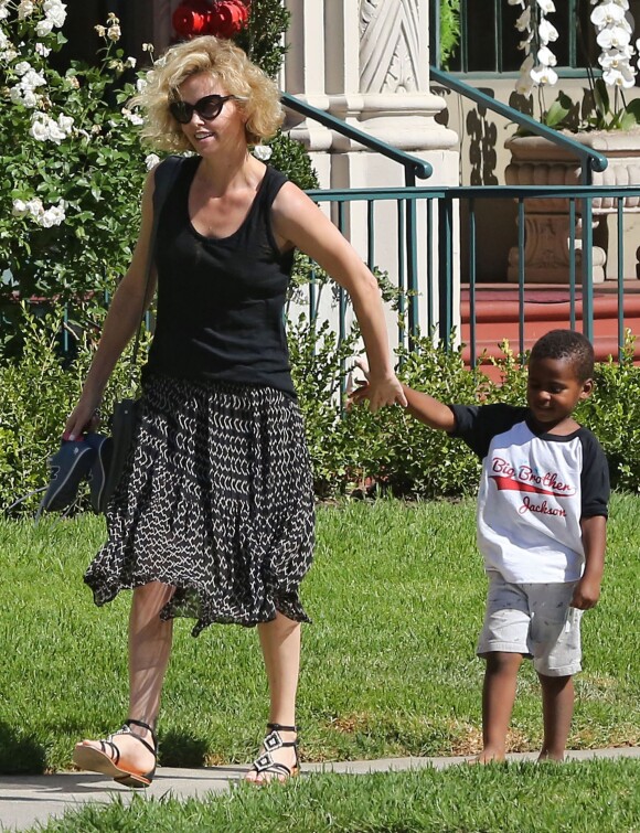 Charlize Theron emmène son fils Jackson chez un ami à Los Angeles, le 3 août 2015.