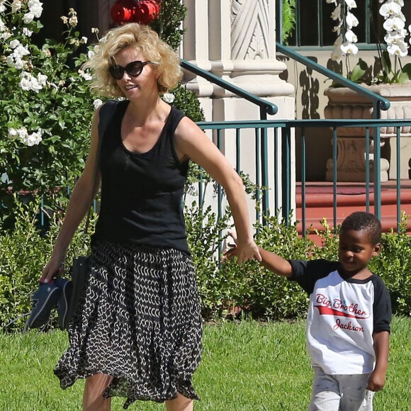 Charlize Theron emmène son fils Jackson chez un ami à Los Angeles, le 3 août 2015.