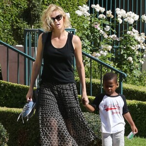 Charlize Theron emmène son fils Jackson chez un ami à Los Angeles, le 3 août 2015.