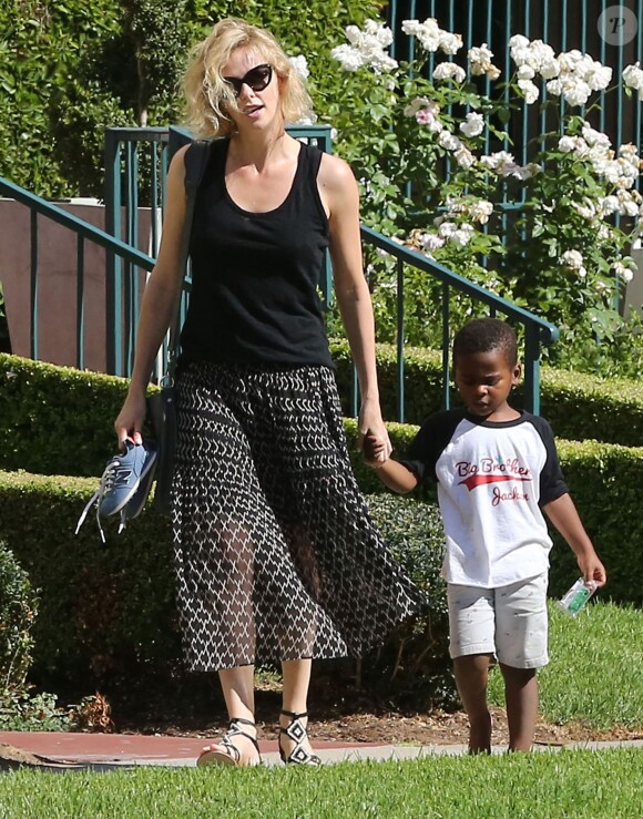 Charlize Theron emmène son fils Jackson chez un ami à Los Angeles, le 3 août 2015.