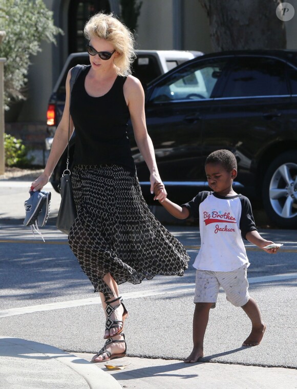 Charlize Theron emmène son fils Jackson chez un ami à Los Angeles, le 3 août 2015.