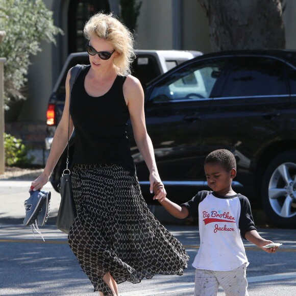 Charlize Theron emmène son fils Jackson chez un ami à Los Angeles, le 3 août 2015.