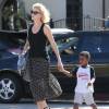 Charlize Theron emmène son fils Jackson chez un ami à Los Angeles, le 3 août 2015.