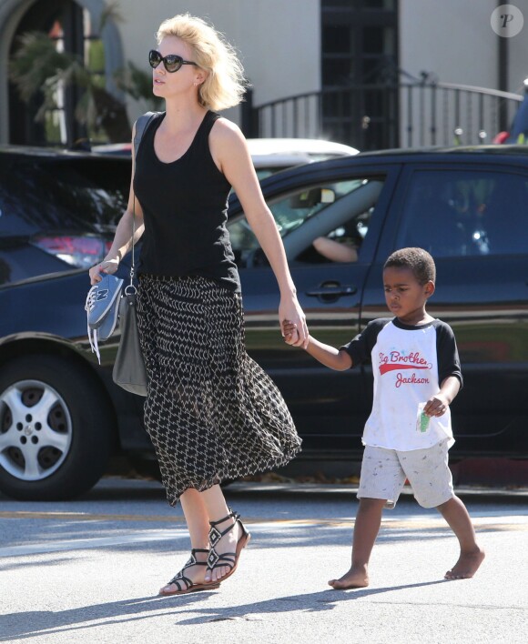 Charlize Theron emmène son fils Jackson chez un ami à Los Angeles, le 3 août 2015.