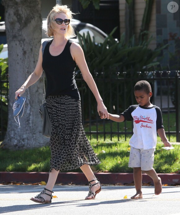 Charlize Theron emmène son fils Jackson chez un ami à Los Angeles, le 3 août 2015. Elle vient d'adopter une petite August.