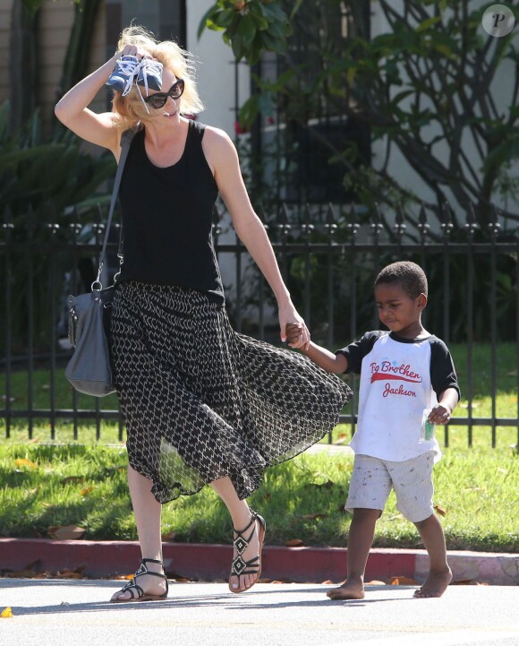 Charlize Theron emmène son fils Jackson chez un ami à Los Angeles, le 3 août 2015.