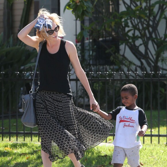 Charlize Theron emmène son fils Jackson chez un ami à Los Angeles, le 3 août 2015.
