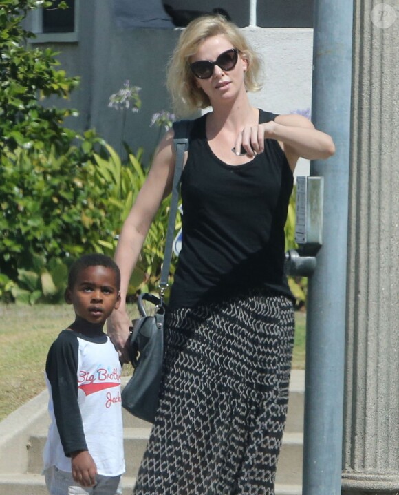 Charlize Theron emmène son fils Jackson chez un ami à Los Angeles, le 3 août 2015.
