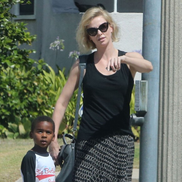 Charlize Theron emmène son fils Jackson chez un ami à Los Angeles, le 3 août 2015.