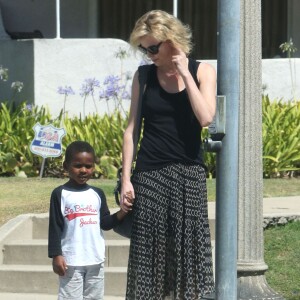 Charlize Theron emmène son fils Jackson chez un ami à Los Angeles, le 3 août 2015.