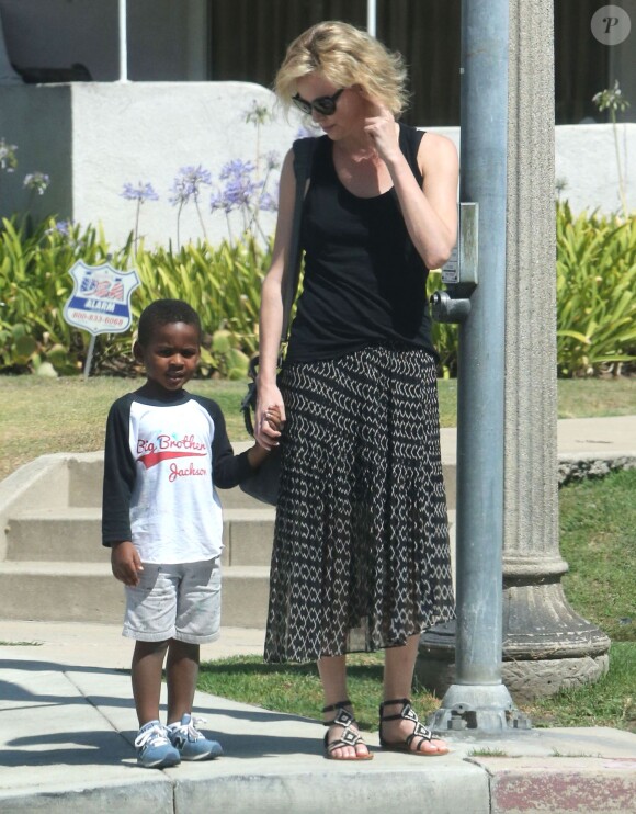 Charlize Theron emmène son fils Jackson chez un ami à Los Angeles, le 3 août 2015.