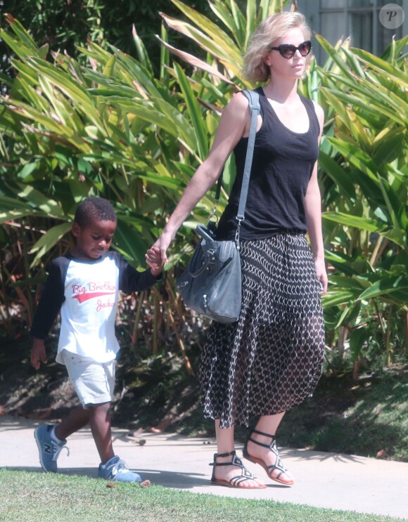 Charlize Theron emmène son fils Jackson chez un ami à Los Angeles, le 3 août 2015.