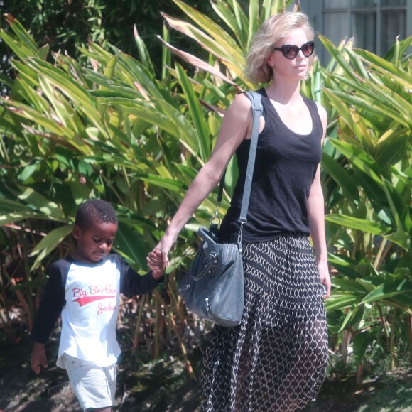 Charlize Theron emmène son fils Jackson chez un ami à Los Angeles, le 3 août 2015.