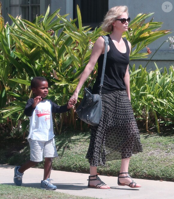 Charlize Theron emmène son fils Jackson chez un ami à Los Angeles, le 3 août 2015.