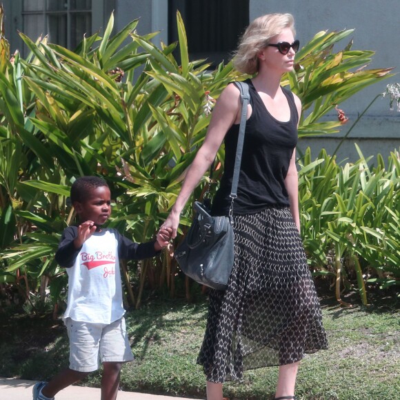 Charlize Theron emmène son fils Jackson chez un ami à Los Angeles, le 3 août 2015.