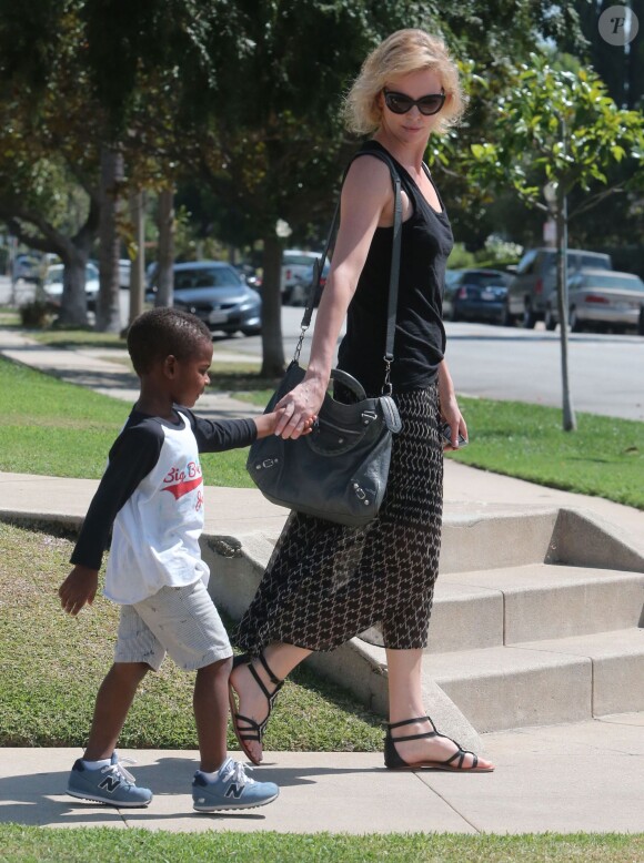 Charlize Theron avec son fils Jackson à Los Angeles, le 3 août 2015.